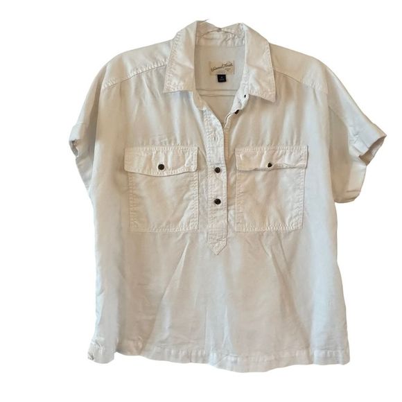 Universal Thread Tops - Universal Thread short sleeved white utility shirt w/collar & half buttons